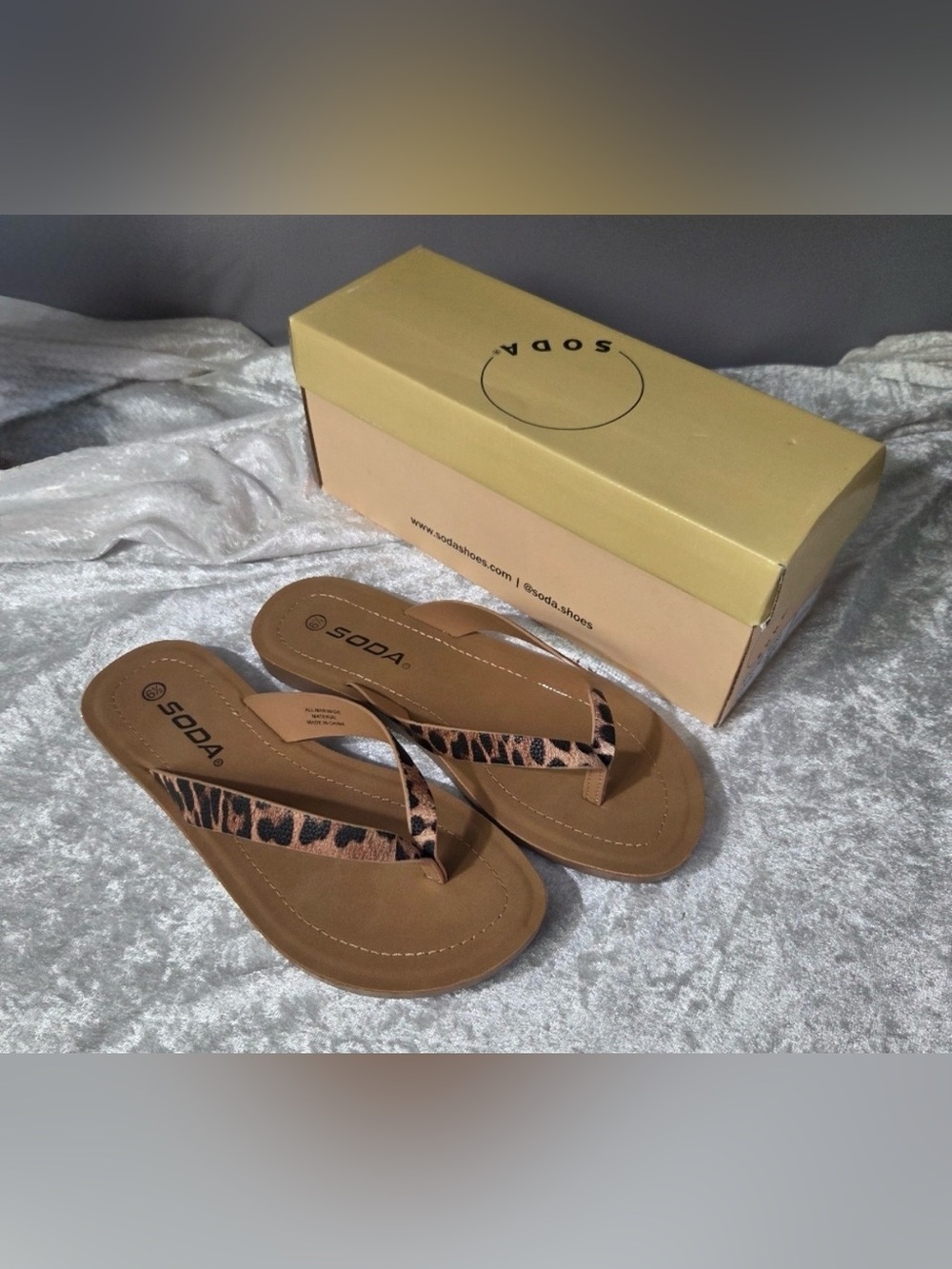 NIB Soda “Ella-S” Flip Flops Sandals In Leopard Print Faux Vegan Leather Sz 6.5